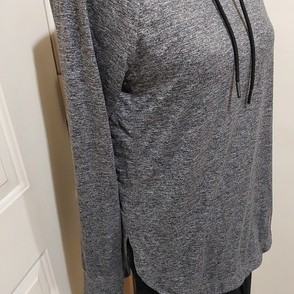 🌺 Like New Athleta Lightweight Hoodie/Running Shirt - Picture 3 of 12